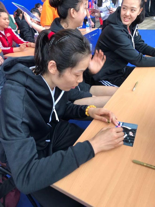 亚博体育官方网站-关于巴塞罗那训练开放日，关键时刻临场应变引欢呼，中超在即，医务组通报恢复的信息-亚博体育官方网站